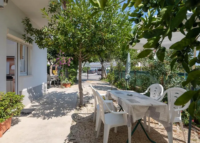 A1 - Apt Near Beach With Patio Parking And Grill